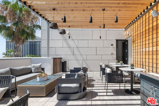 3223 Wilshire Boulevard, Santa Monica CA: https://media.crmls.org/mediaz/b8c51775-09fb-4e3c-9c09-0033f0b2bc1e.jpg