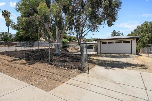 8566 Atlas View Drive, Santee CA: https://media.crmls.org/mediaz/b8c5266c-aebd-4611-81ef-b345cb9e82eb.jpg