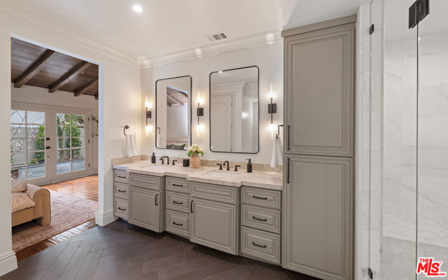 515 N Crescent Heights Boulevard, Los Angeles CA: https://media.crmls.org/mediaz/b8c5b7d2-40d9-4a2b-afcd-0f5e707c9693.jpg
