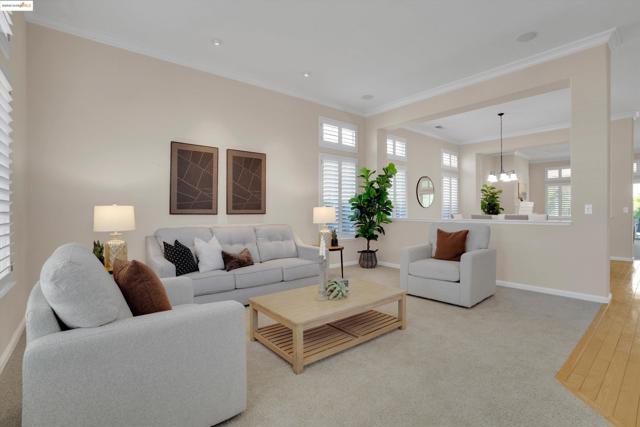 540 Central Park Pl, Brentwood CA: https://media.crmls.org/mediaz/b8c5e794-3583-4fa6-9649-95f17a7c7764.jpg