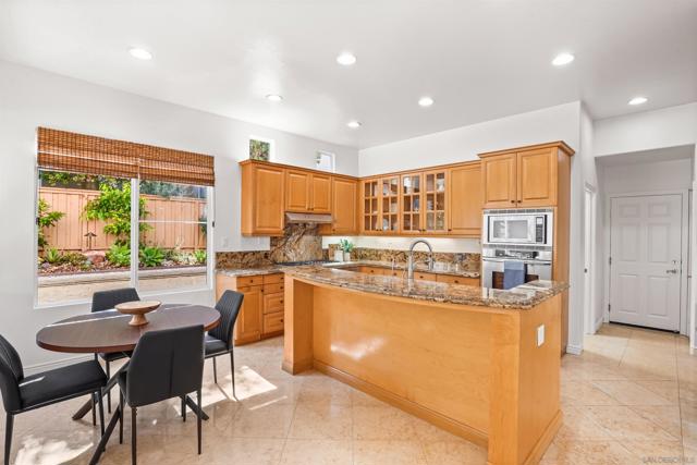 5032 Manor Ridge Ln, San Diego CA: https://media.crmls.org/mediaz/b8c67483-2fb0-4b98-8ebb-423e77051ede.jpg