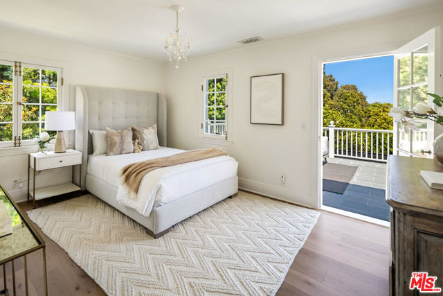 130 S Cliffwood Avenue, Los Angeles CA: https://media.crmls.org/mediaz/b8c6ab53-2bca-47f2-ac71-afd4b4061598.jpg