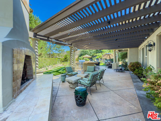 2882 Rainfield Avenue, Westlake Village CA: https://media.crmls.org/mediaz/b8c6e272-3cca-4e67-b670-616db7170d55.jpg