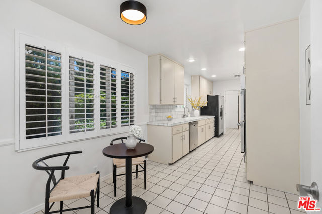 4450 Coronet Drive, Encino CA: https://media.crmls.org/mediaz/b8c6e7f7-4722-4e3e-97b8-73603f44accc.jpg