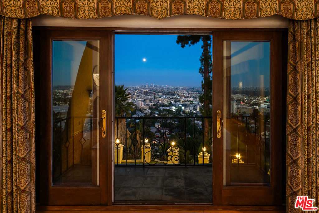https://media.crmls.org/mediaz/b8c70ee1-b6fb-48b3-a0e1-4e45ed391f03.jpg?preset=X-Large
