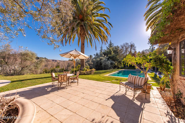 1101 Oak Mirage Place, Westlake Village CA: https://media.crmls.org/mediaz/b8c718bd-8f43-491f-9e06-4b2b837ab1af.jpg