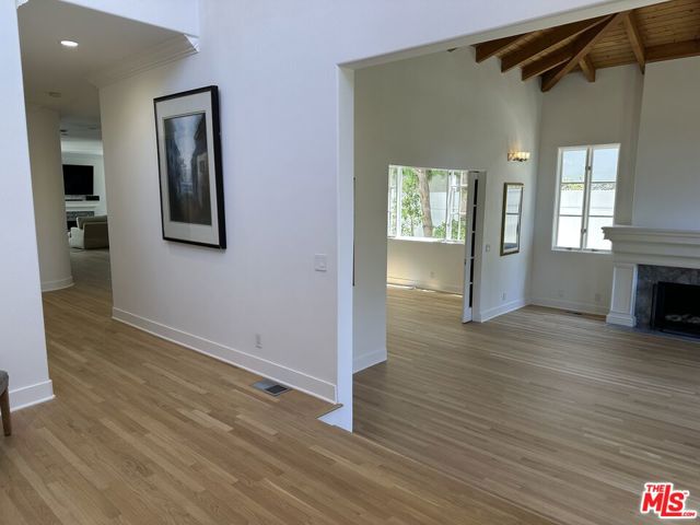 723 10th Street, Santa Monica CA: https://media.crmls.org/mediaz/b8c7607b-ef40-4598-bdbd-1fd9d5008ac0.jpg