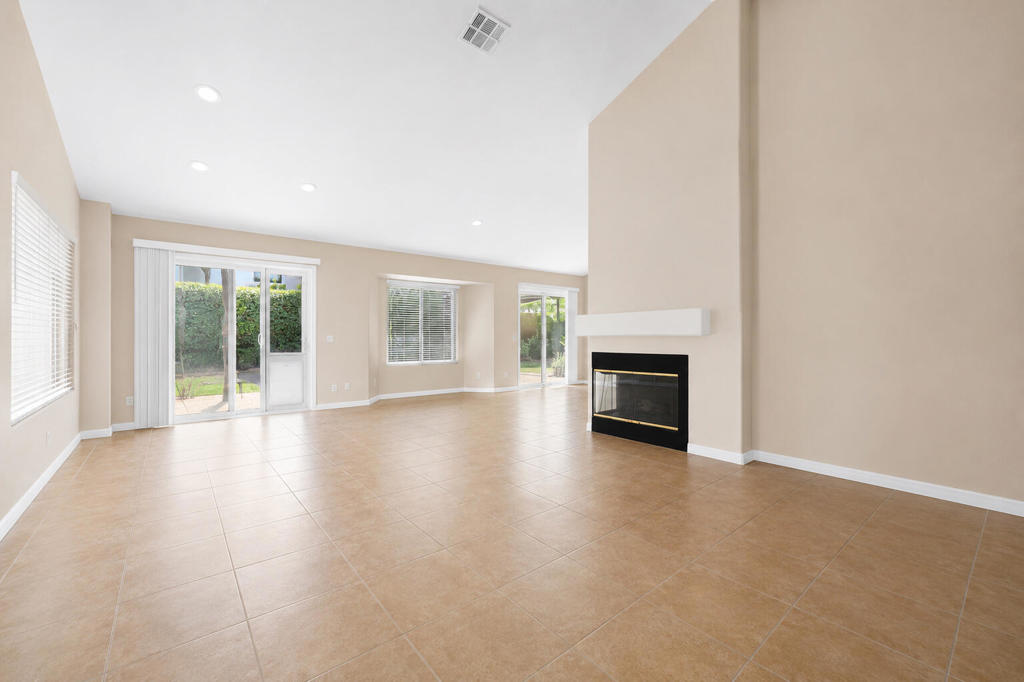 https://media.crmls.org/mediaz/b8c7ed21-6352-4c26-b22e-4384a869caad.jpg?preset=X-Large