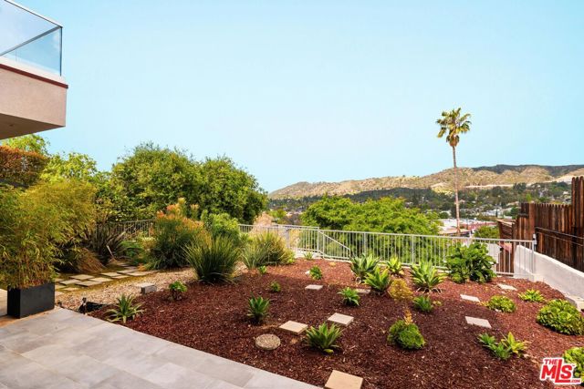 1325 Linda Rosa Avenue, Los Angeles CA: https://media.crmls.org/mediaz/b8c85703-8eee-4471-89b7-527f6fdc548a.jpg