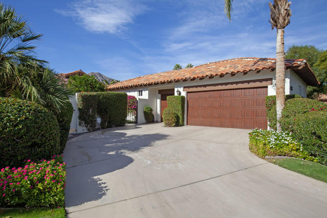 48225 Via Solana, La Quinta CA: https://media.crmls.org/mediaz/b8c94f47-7aa1-4800-8795-3646fff711f6.jpg