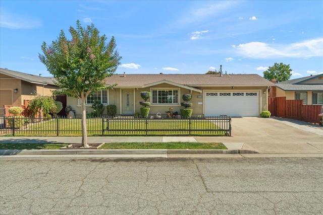 1239 Swaner Drive, Gilroy CA: https://media.crmls.org/mediaz/b8ca1988-b85d-4de7-8cef-997bee39f381.jpg