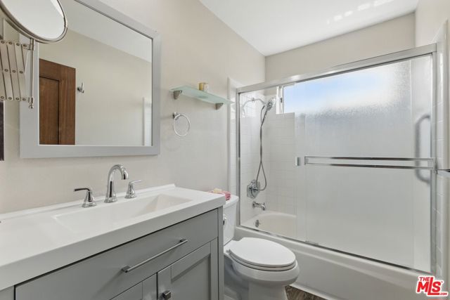5400 Lindley Avenue, Encino CA: https://media.crmls.org/mediaz/b8ca1a21-be31-4c92-94d2-4229d892e115.jpg