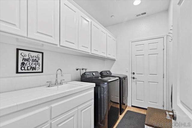 31252 North Star Way, Valley Center CA: https://media.crmls.org/mediaz/b8cacba0-9363-4f49-b9e4-817cdae14b19.jpg