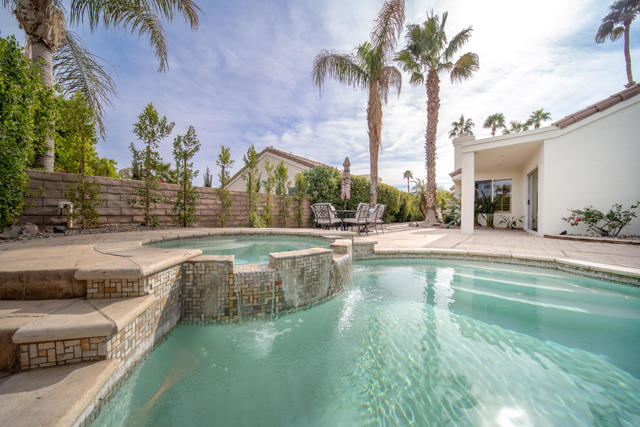 43512 Via Magellan Drive, Palm Desert CA: https://media.crmls.org/mediaz/b8cada01-7bc4-4d30-b906-a89f88ebcdfc.jpg