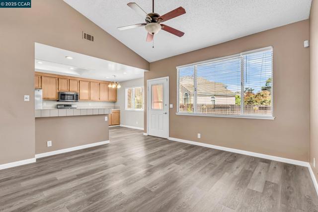 800 Gazebo Ct, Suisun City CA: https://media.crmls.org/mediaz/b8cb0b87-aa6d-4143-87f3-ed3da79f04c7.jpg