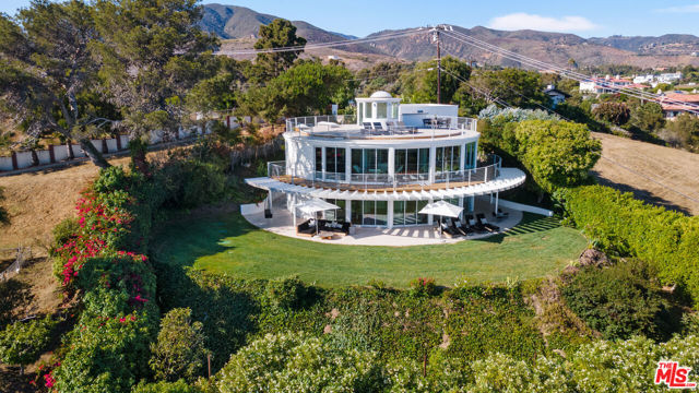 6375 Gayton Place, Malibu CA: https://media.crmls.org/mediaz/b8cc4b4b-6d3f-4ed3-a2e5-bf6f218da9d7.jpg