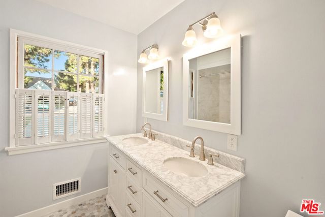 440 24th Street, Santa Monica CA: https://media.crmls.org/mediaz/b8cc70e6-0978-4795-a8c4-a696ee9b8346.jpg