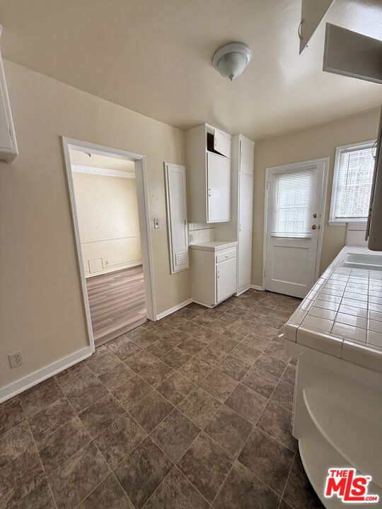 4196 5th Avenue, Los Angeles CA: https://media.crmls.org/mediaz/b8cca395-8901-47fe-861c-d7ec353ffaf0.jpg