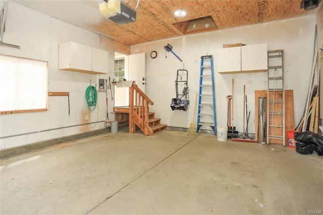 2324 Manzanita Lane, Big Bear CA: https://media.crmls.org/mediaz/b8ccc173-ee95-42fe-a877-cf65c939513a.jpg