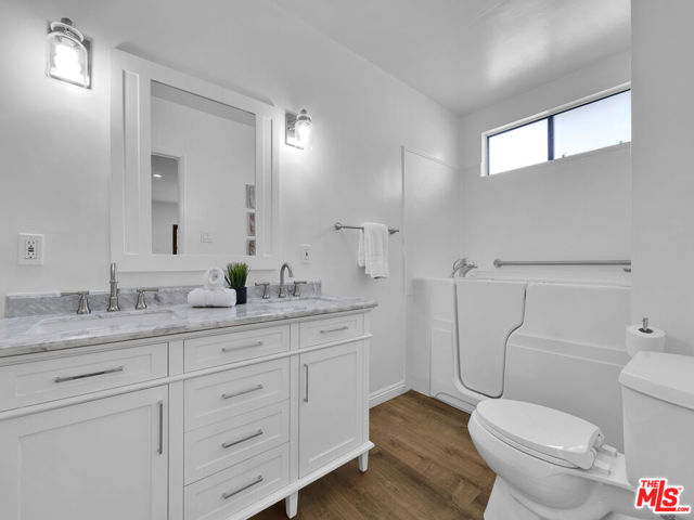4215 Mentone Avenue, Culver City CA: https://media.crmls.org/mediaz/b8ccee52-2bce-46c1-ad97-fafc6c32b9eb.jpg