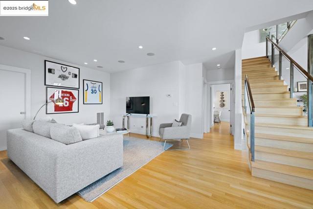 310 Pacific Ave, Piedmont CA: https://media.crmls.org/mediaz/b8cdc6dd-7605-42c5-97ba-daaebe288837.jpg