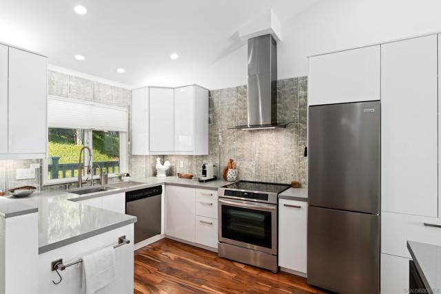 2399 Jefferson St, Carlsbad CA: https://media.crmls.org/mediaz/b8ce5e84-dbfc-45ae-b41c-698704f99ae7.jpg