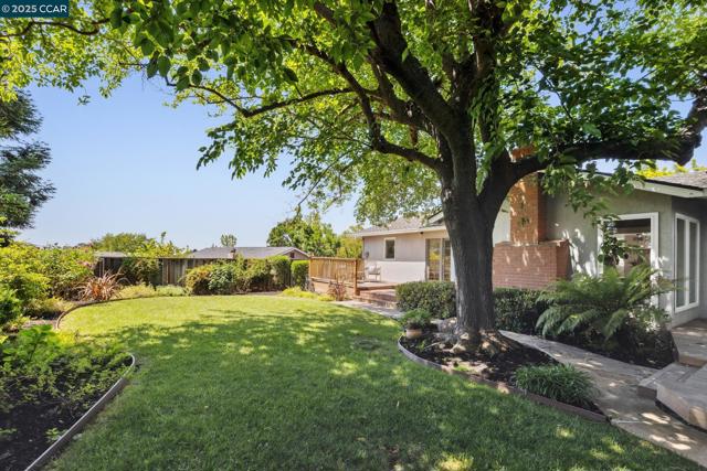 3662 Perada Dr, Walnut Creek CA: https://media.crmls.org/mediaz/b8ce6449-828d-4c65-8cbb-5a41e38775d1.jpg