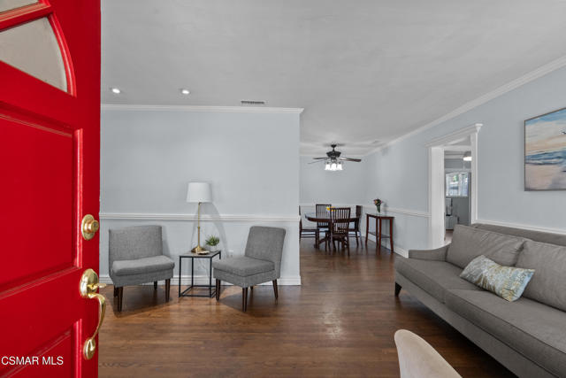 623 E Fairmount Road, Burbank CA: https://media.crmls.org/mediaz/b8ce8156-addb-4f8d-8c6f-b32bd437f750.jpg