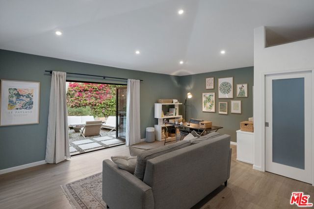 626 Pacific Street, Santa Monica CA: https://media.crmls.org/mediaz/b8cf4fb9-d529-4681-b00f-5b74dc90faa9.jpg