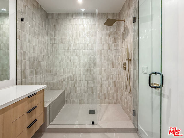 150 N Arnaz Drive, Beverly Hills CA: https://media.crmls.org/mediaz/b8cf511b-3b3d-4728-80b5-c6814adfbb45.jpg