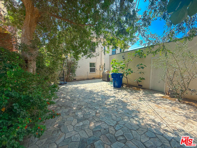 115 N Clark Drive, Beverly Hills CA: https://media.crmls.org/mediaz/b8d0342d-be26-427c-aee2-13c64d90c960.jpg