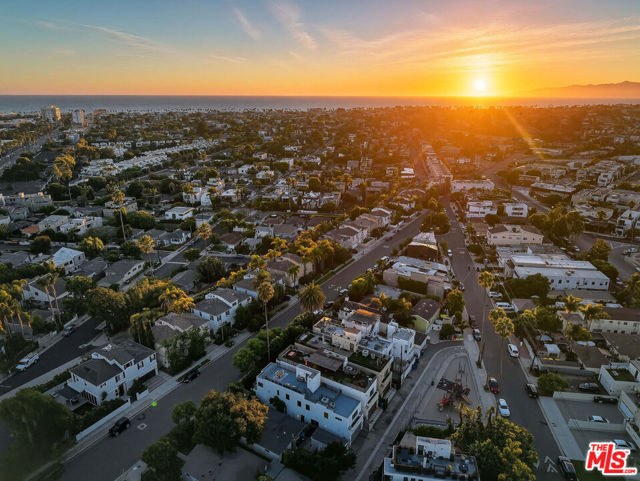 653 Oxford Ave, Venice CA: https://media.crmls.org/mediaz/b8d07407-6118-4f06-b8a8-89e7cf69e49d.jpg
