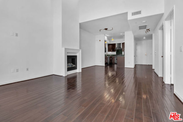 4050 GLENCOE Avenue, Marina del Rey CA: https://media.crmls.org/mediaz/b8d09c78-fdae-49f2-b375-4fe6e91fcb05.jpg
