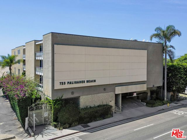 723 Palisades Beach Road, Santa Monica CA: https://media.crmls.org/mediaz/b8d126ee-de7b-4938-b099-277be62902ec.jpg