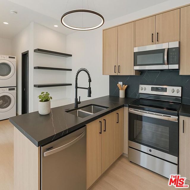 5530 Geer Avenue, Los Angeles CA: https://media.crmls.org/mediaz/b8d137a0-d3b7-43da-a6b5-0bd85e41e81f.jpg