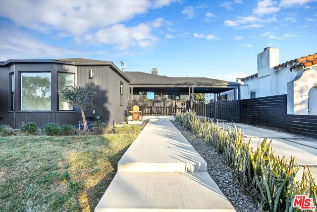 4122 S Bronson Avenue, Los Angeles CA: https://media.crmls.org/mediaz/b8d19e0a-f843-4973-ac40-52dde0c5802b.jpg
