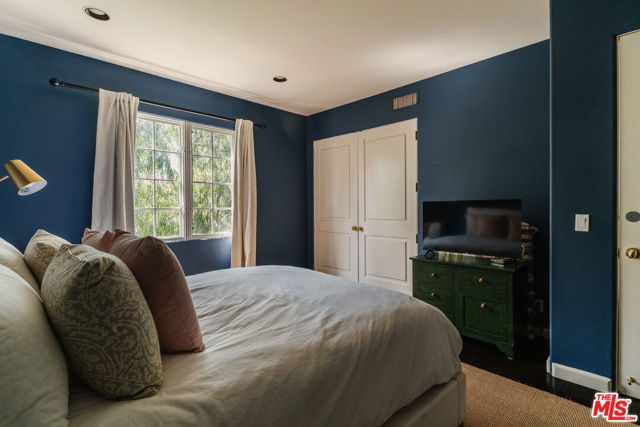 5425 Encino Avenue, Encino CA: https://media.crmls.org/mediaz/b8d24e15-3ae0-4795-b2b8-4ee31c974124.jpg