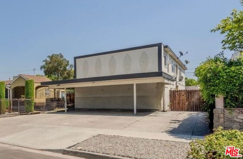 2210 S Sycamore Avenue #3