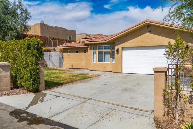 10748 Ocotillo Road, Desert Hot Springs CA: https://media.crmls.org/mediaz/b8d450ff-6567-467e-b088-68dc6df75337.jpg