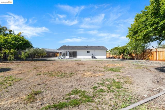 34841 Potomac River Pl, Fremont CA: https://media.crmls.org/mediaz/b8d49883-9473-4a72-9b46-60c25e714baa.jpg