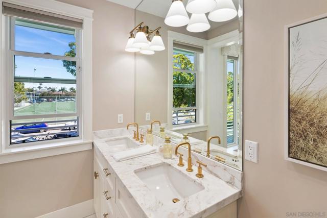 552 G Avenue, Coronado CA: https://media.crmls.org/mediaz/b8d5458c-4bb3-459b-b1db-9f481c0f4ef2.jpg