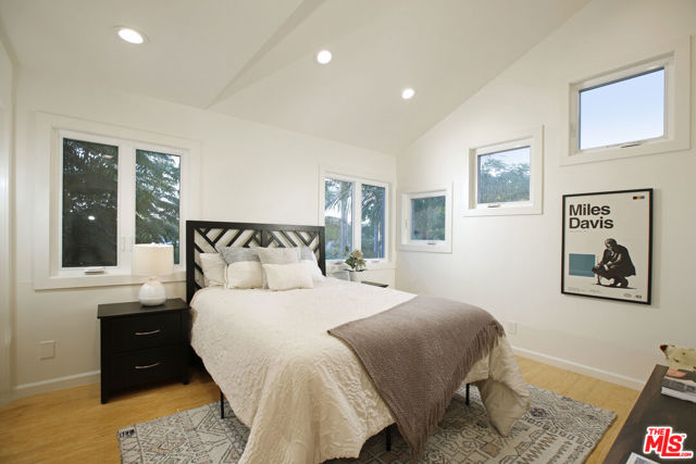 426 S Swall Drive, Beverly Hills CA: https://media.crmls.org/mediaz/b8d61079-7d70-4b92-ae51-c2a1d6cc34fb.jpg