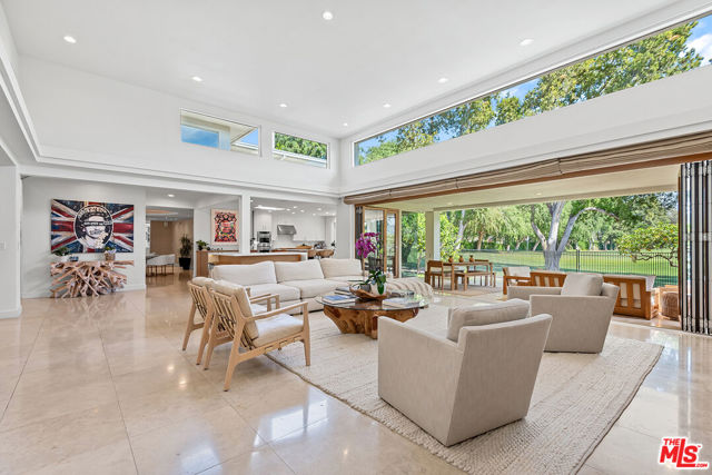 10424 Valley Spring Lane, Toluca Lake CA: https://media.crmls.org/mediaz/b8d6b11e-4e49-4e85-8fda-591cb2048778.jpg