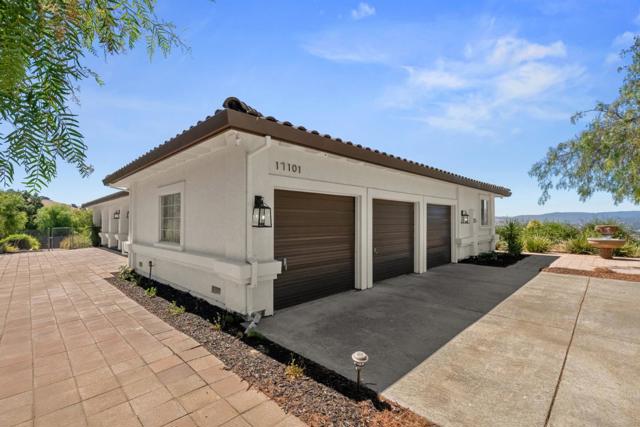 17101 Kruse Ranch Lane, Morgan Hill CA: https://media.crmls.org/mediaz/b8d6eabb-2eca-4b16-9d22-d0f2f42612c2.jpg