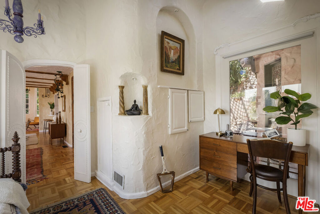 https://media.crmls.org/mediaz/b8d6f93d-4706-4038-828f-e474ef086740.jpg?preset=X-Large