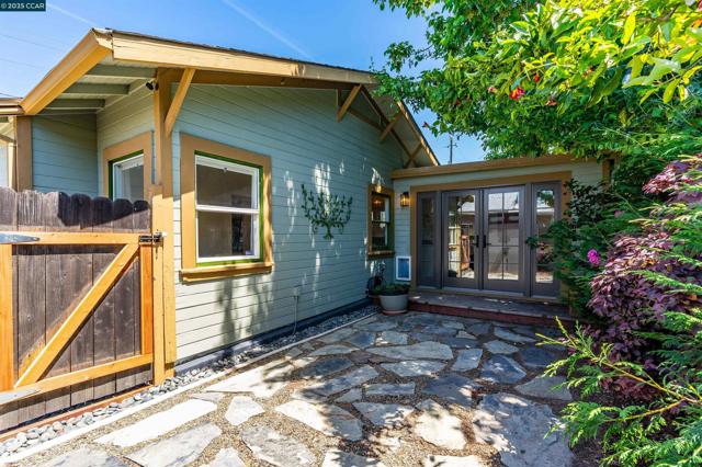 3018 Courtland Ave, Oakland CA: https://media.crmls.org/mediaz/b8d70512-9f7c-4499-b7c3-8b9d661660d8.jpg