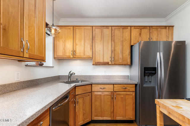 196 Malcolm Drive Drive, Pasadena CA: https://media.crmls.org/mediaz/b8d7626d-0f48-45dd-8208-3000757941e3.jpg