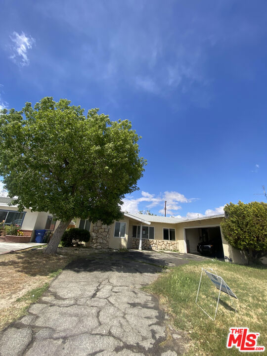 639 E Avenue J, Lancaster CA: https://media.crmls.org/mediaz/b8d89d26-1d1c-4203-828a-d4e8af1c738d.jpg