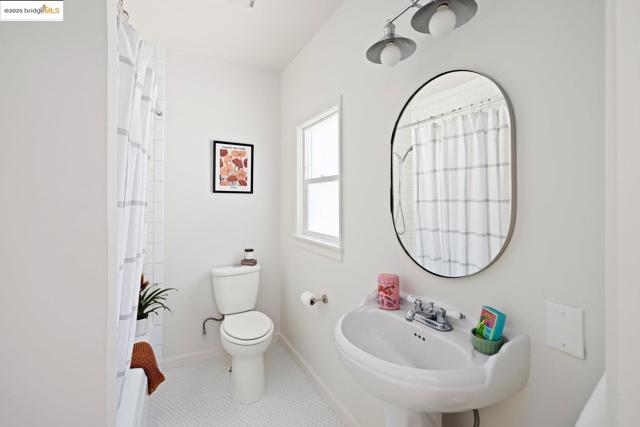 3742 Loma Vista AVE, Oakland CA: https://media.crmls.org/mediaz/b8d8c2e0-f3e6-4750-9c75-7575f069c99c.jpg