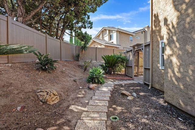 11666 Papagallo Court, San Diego CA: https://media.crmls.org/mediaz/b8d909eb-a37a-401b-91fe-4d104cf18b09.jpg